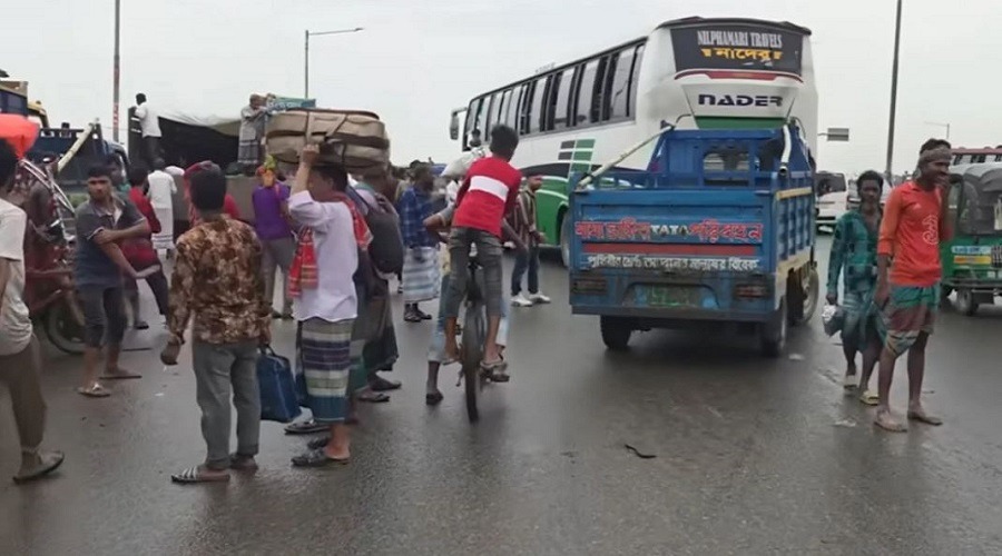 ঝক্কি এড়াতে ঈদের পরদিনও ঢাকা ছাড়ছেন অনেকে
