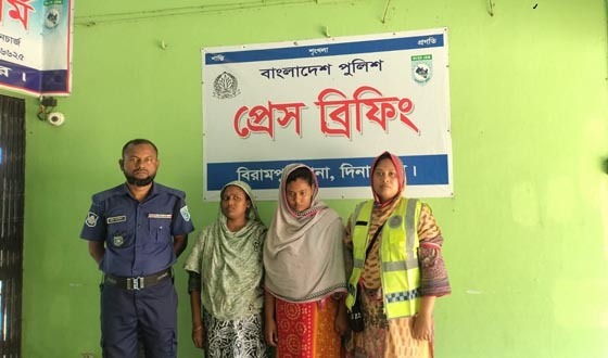 মাদক ব্যবসায় জড়িত থাকায় থানা হাজতে দুই নারী