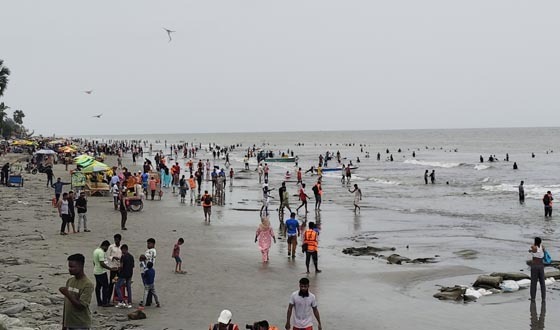 কুয়াকাটায় পর্যটকের আনাগোনা বেড়েছে