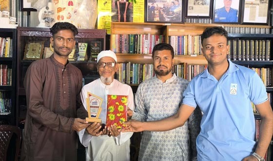 কৃতী শিক্ষার্থীদের সংবর্ধনা দিল বাতিঘর আদর্শ পাঠাগার
