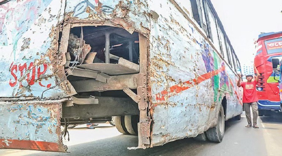 সড়কে ঝুঁকি বাড়াচ্ছে লক্ষাধিক লক্কড়ঝক্কড় মেয়াদোত্তীর্ণ বাস