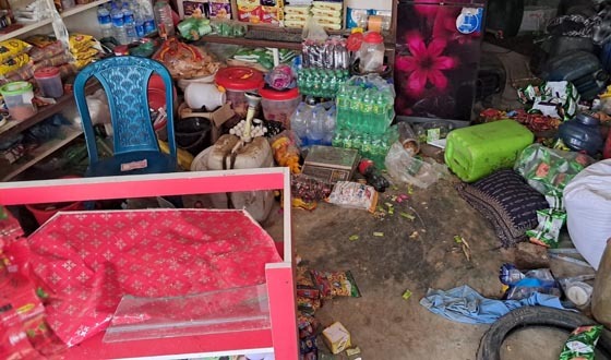 মোরেলগঞ্জে বাকি না দেওয়ায় দোকানে হামলা, নারীসহ আহত ৪