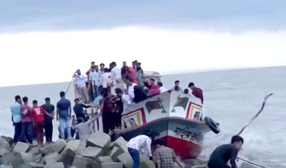 রামগতির চরে আটকে পড়া ৩ শতাধিক দর্শনার্থী উদ্ধার