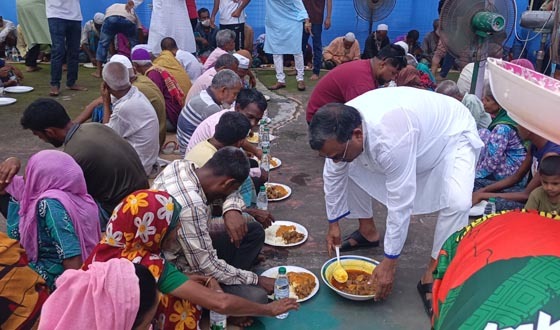 জিয়াউর রহমানের শাহাদৎ বার্ষিকী উপলক্ষে দুস্থদের খাবার বিতরণ করলেন ত্রাণমন্ত্রী