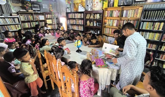 বাতিঘর আদর্শ পাঠাগারে চিত্রাংকন প্রতিযোগিতার পুরস্কার বিতরণ