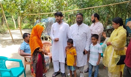 জুলাই শহীদ পরিবারকে এনসিপি'র ঈদ উপহার  প্রদান