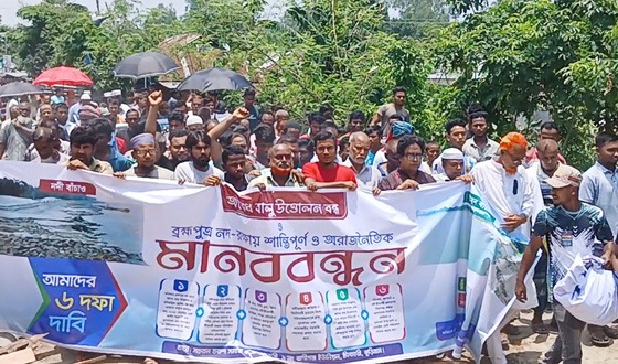 কুড়িগ্রামে বালু ব্যবসায়ীদের টোল ঘর গুড়িয়ে দিল আন্দোলনকারীরা