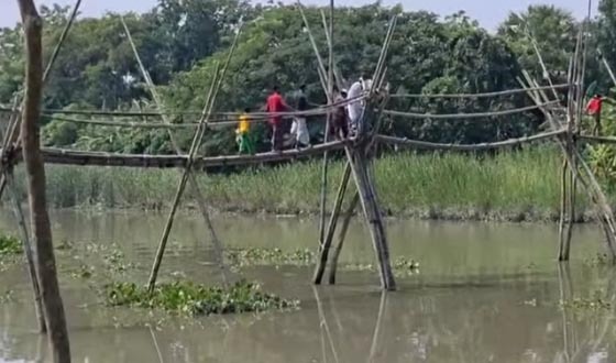 বাঁশের সাঁকো থেকে পড়ে কিশোরের মৃত্যু