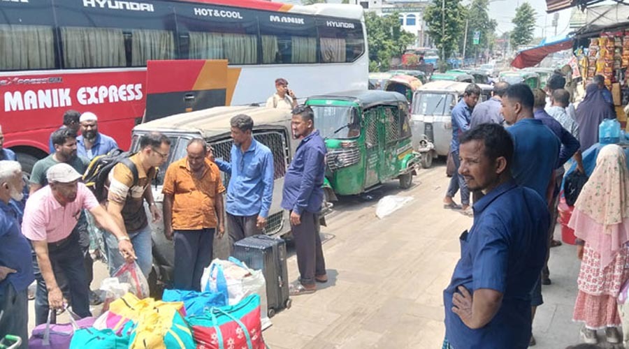 ঈদের ছুটি শেষে ঢাকামুখী মানুষের ঢল, ফিরছে রাজধানীর কর্মচাঞ্চল্য