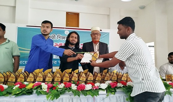 নড়াইলে ঊষার আলোর উদ্যোগে কৃতী শিক্ষার্থীদের সংবর্ধনা