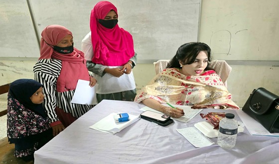 নড়াইলে বিনামূল্যে ওষুধ প্রদান ও চিকিৎসাসেবা