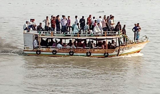 উত্তাল মেঘনায় ঝুঁকি নিয়ে নৌকা ভ্রমন করছে দর্শনার্থীরা