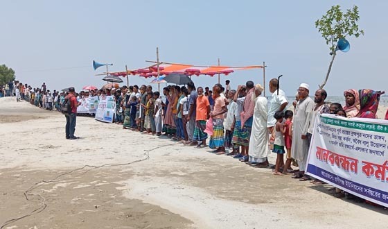 নদীভাঙন আতঙ্কে প্রতিবাদ, বালু উত্তোলন বন্ধের দাবি