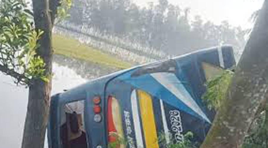 গাইবান্ধায় বাস খাদে পড়ে নিহত ১, আহত ১৫
