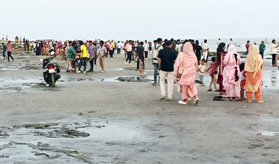 কুয়াকাটায় পর্যটকের ভিড় বেড়েছে