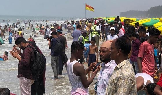 কক্সবাজারে পর্যটকদের কোলাহলে মুখরিত সমুদ্র সৈকত