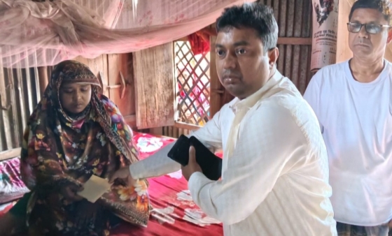 বাসের চাকায় পিষ্ট দুলালের পরিবারের পাশে ইউএনও