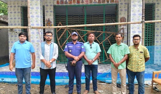 দেবহাটায় উৎসবমুখর পরিবেশে দূর্গাপূজা সম্পন্নে মন্দিরে ওসির পরিদর্শন