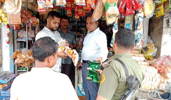 দেবহাটায় ভ্রাম্যমান আদালতে ২ ব্যবসায়ীকে জরিমানা