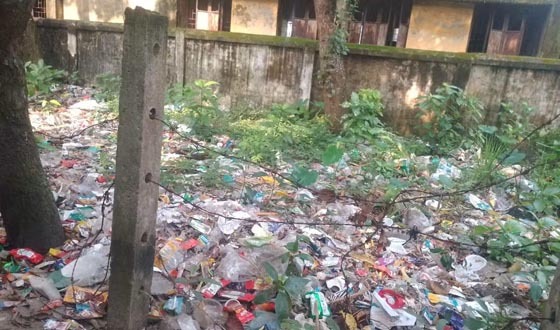 দুর্গন্ধ-মশার উপদ্রবে ছয় মাস বন্ধ ভবনে পাঠদান