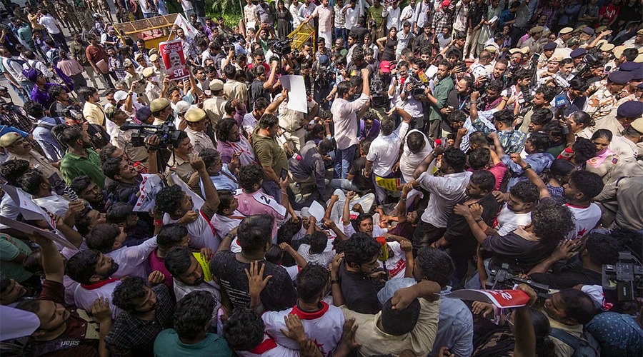 দিল্লিতে বিক্ষোভ: দিল্লিতে ইন্টারনেট বন্ধ, আটক ৭০০
