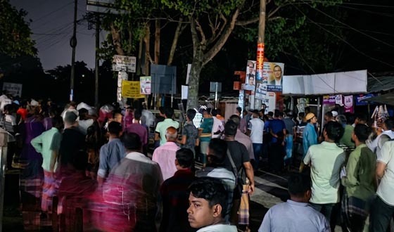 ককটেল বিস্ফোরণ ঘটিয়ে শুরু হয় সংঘর্ষ, রণক্ষেত্র ভুরঘাটা