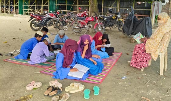 কালীগঞ্জে মুরগি খামারের দুর্গন্ধে শ্রেনিকক্ষে পাঠদান করতে পারছে না