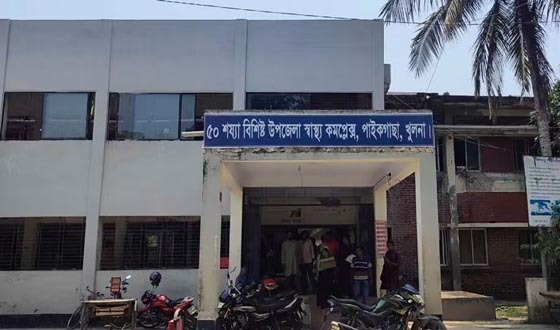 পাইকগাছা উপজেলা স্বাস্থ্য কমপ্লেক্স ঘিরে রমরমা বাণিজ্য!