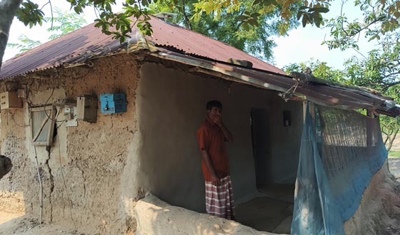 সাপাহারে জরাজীর্ণ মসজিদে যুগ যুগ ধরে চলছে নামাজ আদায়