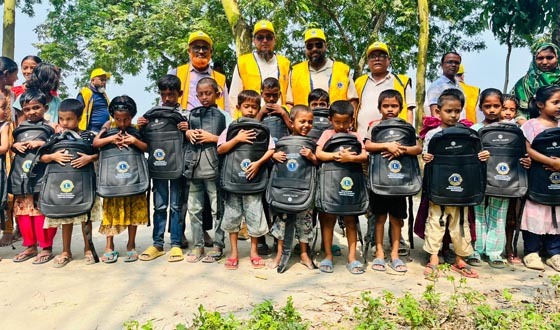 গংগাচড়ায় শিক্ষাসামগ্রী,খাবার ও শিশুদের পোশাক বিতরণ