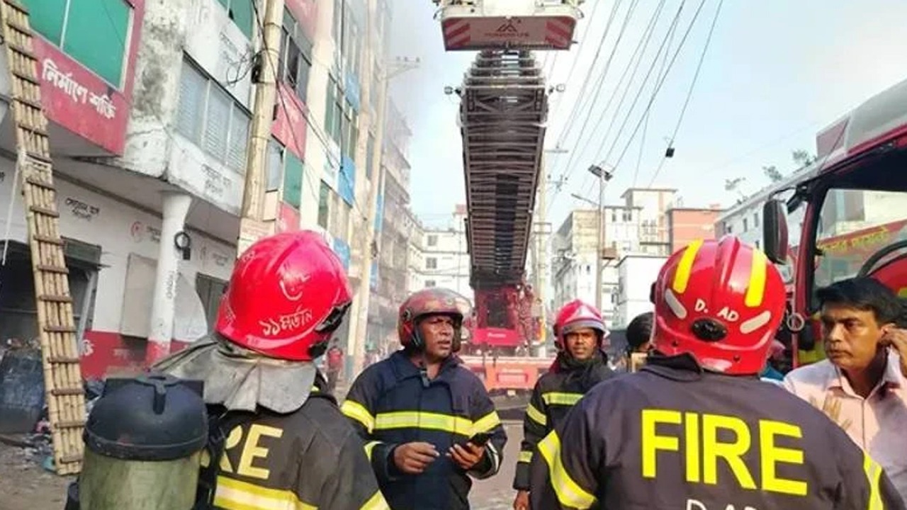 গাজীপুরে পোশাক কারখানায় আগুন, নিয়ন্ত্রণে ৯ ইউনিট