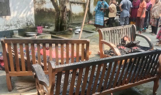 সিরাজদিখানে বাড়িঘর ভাঙচুর ও অগ্নিসংযোগ, আটক ৩