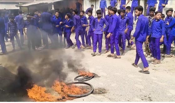 মান্দায় খেলার মাঠের দাবিতে ক্লাস বর্জন করে শিক্ষার্থীদের বিক্ষোভ