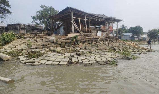 সংস্কার হয়নি আমতলী শহর রক্ষা বাঁধ, ঝুঁকিতে পৌরবাসী