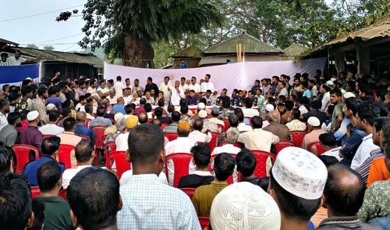 ককটেল বিস্ফোরণ ঘটিয়ে ভাংচুর ও লুটপাট, বিরোধ মিটলে উপজেলাবাসীর