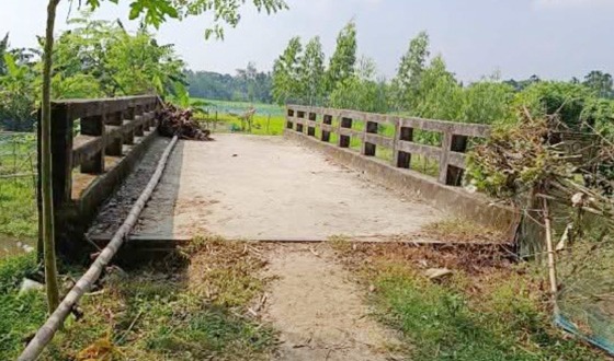ফুলবাড়ীয়ায় নির্মিত ব্রিজ নেই সংযোগ সড়ক ১০ বছরেও কাজে আসেনি