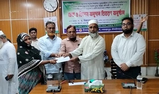 গোমস্তাপুরে দুস্থ-অসহায়দের মধ্যে চেক ও আর্থিক অনুদান বিতরণ