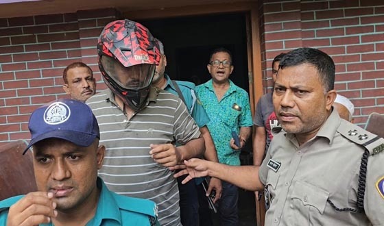 নেতার বাসায় মাদকের আসর, পুলিশ-নারীসহ আটক ৪