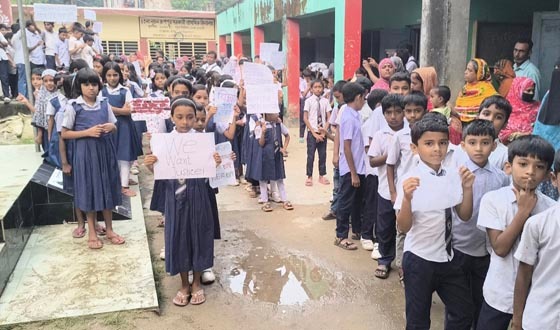 ঈশ্বরদীতে শিক্ষার্থী ও অভিভাবকদের  বিক্ষোভ