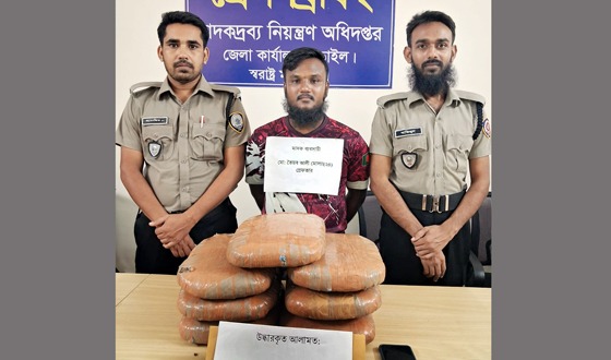 ট্রলার চালকের পাশাপাশি মাদকবিক্রি, অতঃপর গাঁজাসহ ধরা