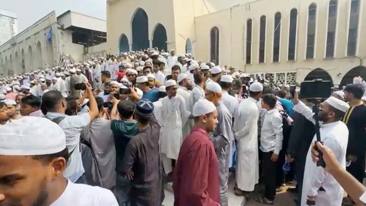 বায়তুল মোকাররমে খতিবের অপসারণ দাবি ঘিরে উত্তেজনা