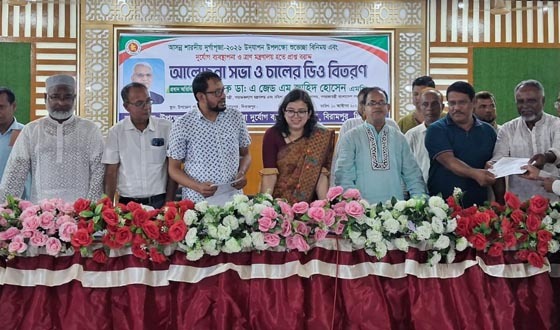 দুর্গাপূজা উপলক্ষে শুভেচ্ছা বিনিময় ও চালের ডিও বিতরণ করেছে