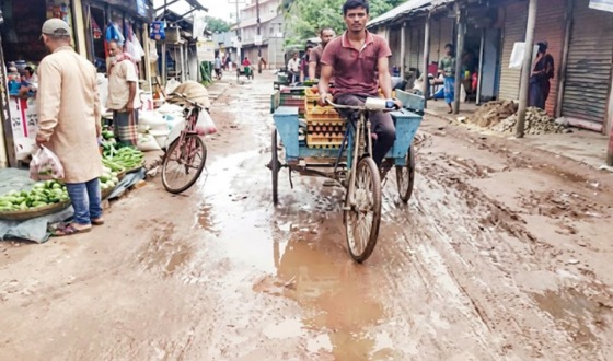 ঘোড়াঘটে রাস্তার কাজ ফেলে ঠিকাদার উধাও, চরম ভোগান্তিতে