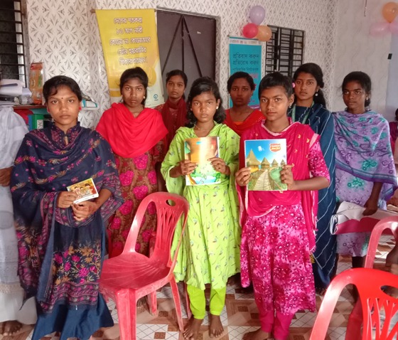 দারিদ্র্যকে হারিয়ে স্কুলমুখে কয়রার কন্যা শিশুরা