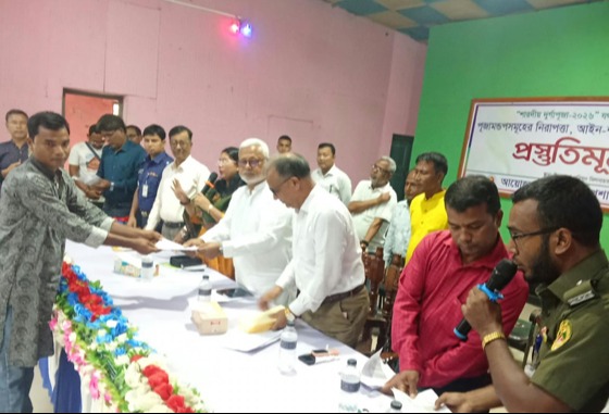 কাহারোলে দুর্গা পূজা উপলক্ষে জিআর এর চাল বিতরণ