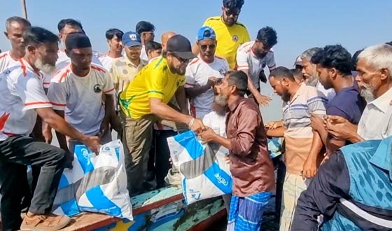 মা ইলিশ রক্ষায় মেঘনাপাড়ে জেলে সচেতনতা
