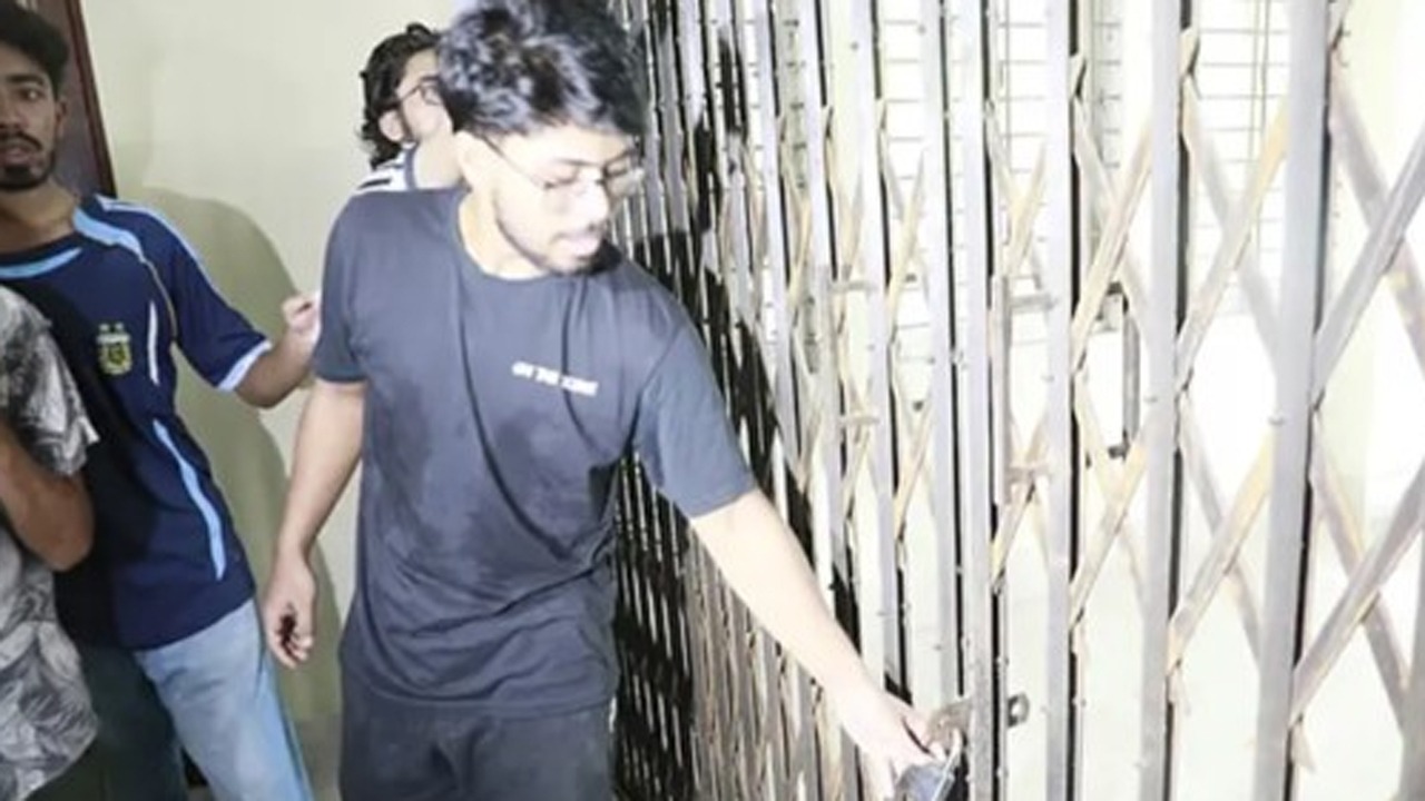 চুয়েটে উপাচার্যকে ভেতরে রেখে ভবনে তালা দিলেন  শিক্ষার্থীরা