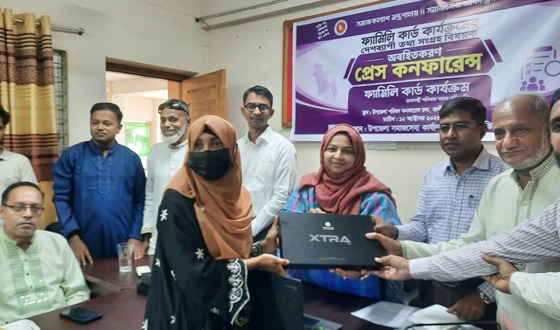কালীগঞ্জে ফ্যামিলি কার্ড তথ্য সংগ্রহকারীদের মাঝে ট্যাব বিতরণ