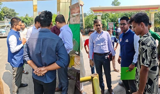 চাঁদপুরে শারমিন ফিলিং স্টেশনে তেল কম দেয়ার পুকুর চুরি, জরিমানা