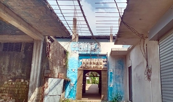 কলাপাড়ায় ৫০ বছরের পুরনো বাজারের রাস্তাসহ নদীতীর দখল করে পাকা স্থাপনা